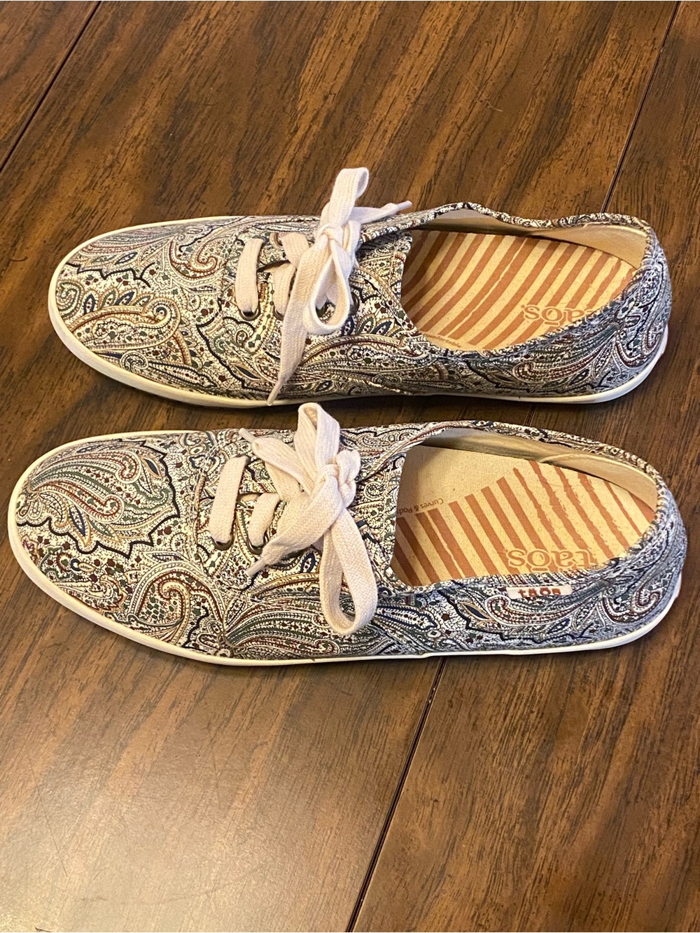 Taos Guest Star Women’s Paisley Canvas Sneakers Lace Up Size 10.5